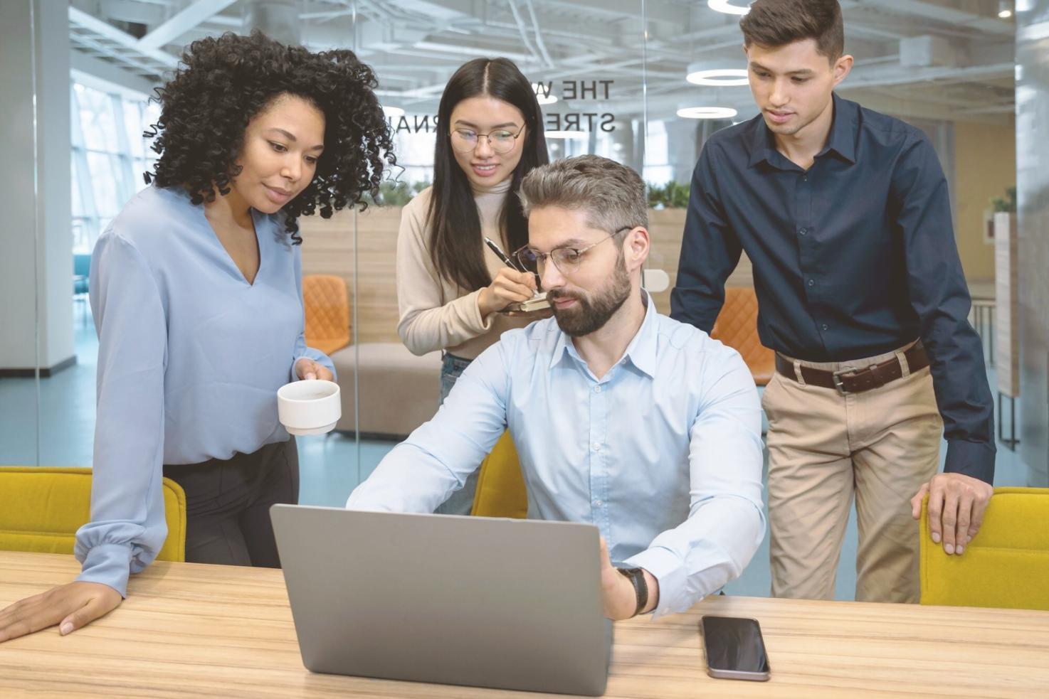 Analista trabajando con modelos financieros complejos en múltiples pantallas