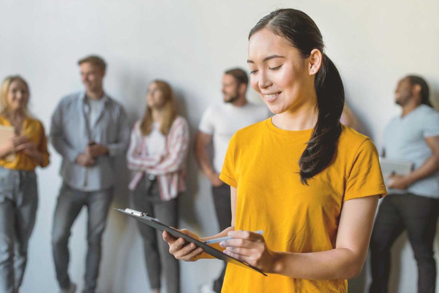 Estudiantes trabajando colaborativamente en modelos financieros complejos